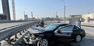 Автомобиль Сбербанка столкнулся с УАЗом на эстакаде в Новосибирске