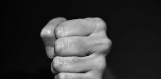 Двое мужчин нападают на красноярцев, пытаясь их грабить. Полиция проводит проверку