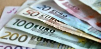 Стоимость евровалюты на ММВБ снизился до минимума за 7 лет