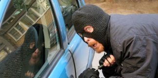 Кража года: парень из Новосибирска пытался угнать автомобиль со спущенными колесами