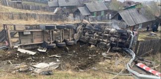 На Култукском тракте фура с бетонными столбами перевернулась в огород