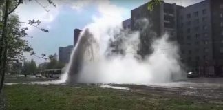 Самоочищение: На Ипподромской магистрали возник восьмиметровый фонтан