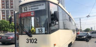 Трамвай смял «Лексус» в Октябрьском районе Новосибирска