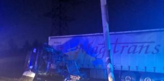 В Братске пьяный водитель фуры въехал в столб