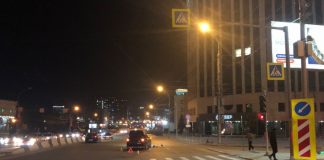 В центре Новосибирска иномарка сбила 17-летнего парня на электросамокате