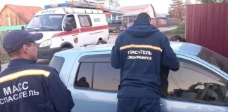 В Новосибирске двухлетний ребенок оказался заперт в машине