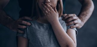 В Новосибирске мужчина насиловал 12-летнюю девочку на глазах у больной раком матери