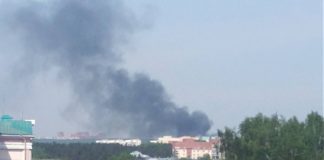В Новосибирске около полудня загорелся частный дом