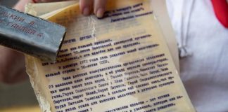 В Новосибирске вскрыли капсулу с посланием пионеров 50-летней давности