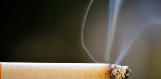 В Новосибирской области мальчики к 9 классу бросают курить чаще девочек