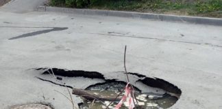 В одном из новосибирских дворов образовалась черная дыра в асфальте