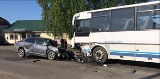 В столкновении автобуса с иномаркой в Зиме пострадало шесть человек