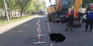 В центре Красноярска частично перекрыли дорогу из-за провалившегося асфальта