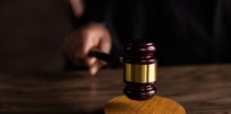 В Красноярске эвакуируют школу и суды