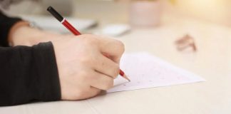 В Красноярском крае учительница избила школьницу на уроке, ударив её головой об парту