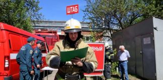 Войти в горящее здание и спасти человека: в Новосибирском вузе прошли пожарные учения
