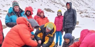 Взрослый и 14-летний школьник провалились в расщелину в горах Тувы