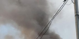 Здание за ТЮЗом горит в центре Иркутска