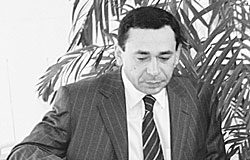 Голдовского «дожмут», может, даже купят билет на Париж, где Яков Игоревич вместе с Борисом Абрамовичем будут рассуждать о грядущем тоталитаризме // Битва за «Сибур»