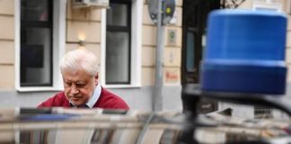 Лимузин Сергея Миронова сбил курьера на переходе.