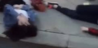Лежащие на дороге пассажиры сгоревшего в центре Москвы Mercedes попали на видео