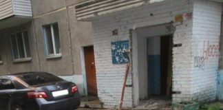 Молния выбила дверь подъезда в Лесосибирске
