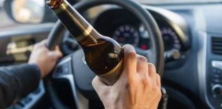 На Сахалине пьяный полицейский сбил девушку, которая вышла из машины после другой аварии. Она погибла