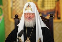 Патриарх Кирилл упал во время освящения храма: его не успели поймать, так как прикасаться к нему запрещено из-за коронавируса
