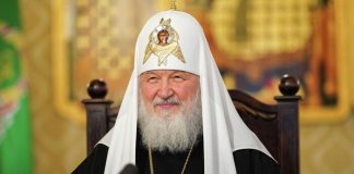 Патриарх Кирилл упал во время освящения храма: его не успели поймать, так как прикасаться к нему запрещено из-за коронавируса