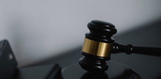Российского чиновника осудили на пять лет условно за взятки