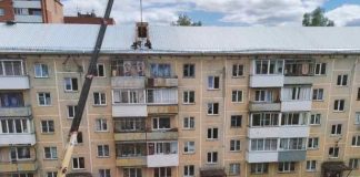 В Новосибирске с крыши дома рухнули стройматериалы на детскую площадку