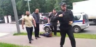Задержание напавшего с ножом на двух бездомных у храма мужчины попало на видео