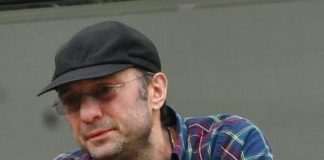 Схватили за яйцо.