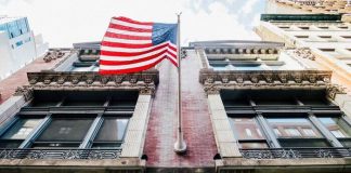 Доля граждан США, гордящихся тем, что они американцы, упала до рекордно низкого уровня