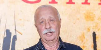 «Какая неожиданность!»: Пропустивший рюмашку Якубович слился в поцелуе с собутыльницей за спиной у жены