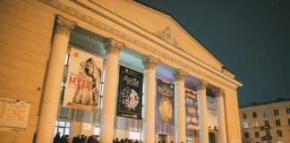 Красноярец подал в суд на ТЮЗ за то, что у него украли деньги перед свиданием с мошенницей