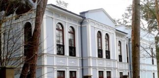 Роскошная вилла криминального миллиардера и кошелька Путина Усманова в Юрмале заросла травой и мхом