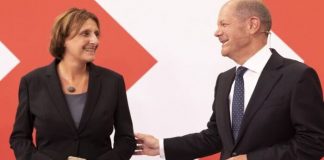 Шольца и жену подозревают, что они выбрасывают секретные документы в обычный мусорник у дома