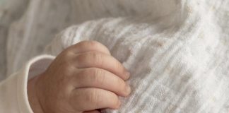 В Бурятии 10-месячного ребенка случайно заперли в автомобиле