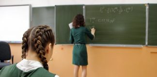 В России дефицит учителей: условия труда тяжелые, зарплаты — низкие, престиж профессии упал