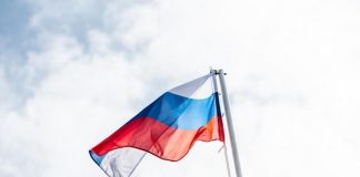 25-метровый флаг России торжественно развернули в Иркутске