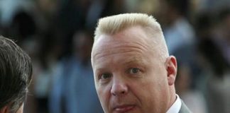 Дмитрий Мазепин роет бункер.