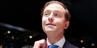 Роман Абрамович обкэшил Дениса Мантурова.