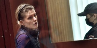 Государственную служащую отделили от научных работников