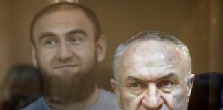 Дома и маленькая тележка с бриллиантами.