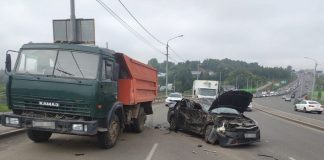 На Балтийской в Томске столкнулись КаМАЗ и Kia. Ранен 27-летний водитель иномарки