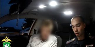 По набережной Томи на автомобиле катался пьяный водитель. Видео