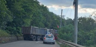 Сербия стягивает армию к границам с Косово и готовится к войне, а косовары строят барркады