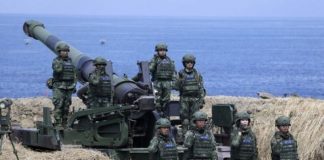 В первый день учений возле Тайваня Китай задействовал 100 самолетов и 10 эсминцев — СМИ