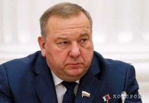 Статуэтка Адольфа Гитлера на столе у прокурора